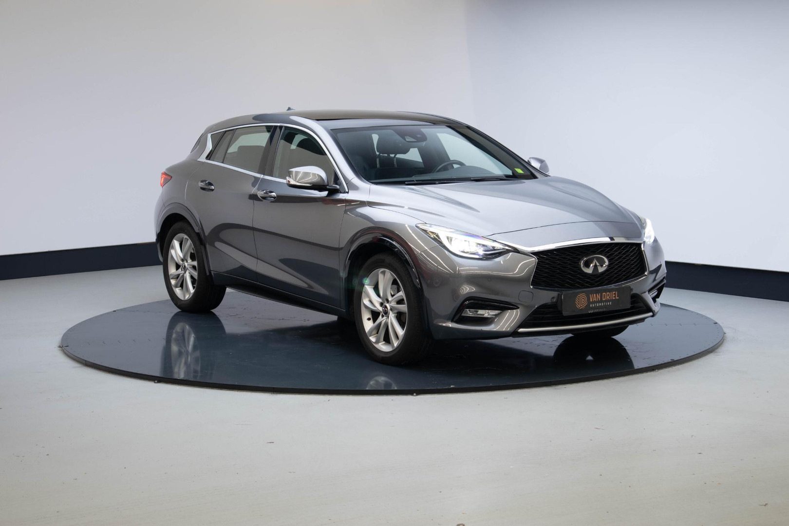 Infiniti Q30